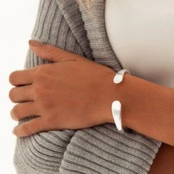 Signature Bangle -Silver Store BGL675 02